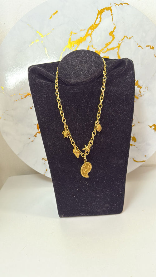 Collar conchas dorado